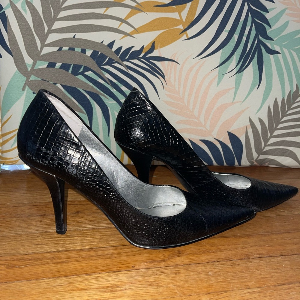 Black leather embossed pumps